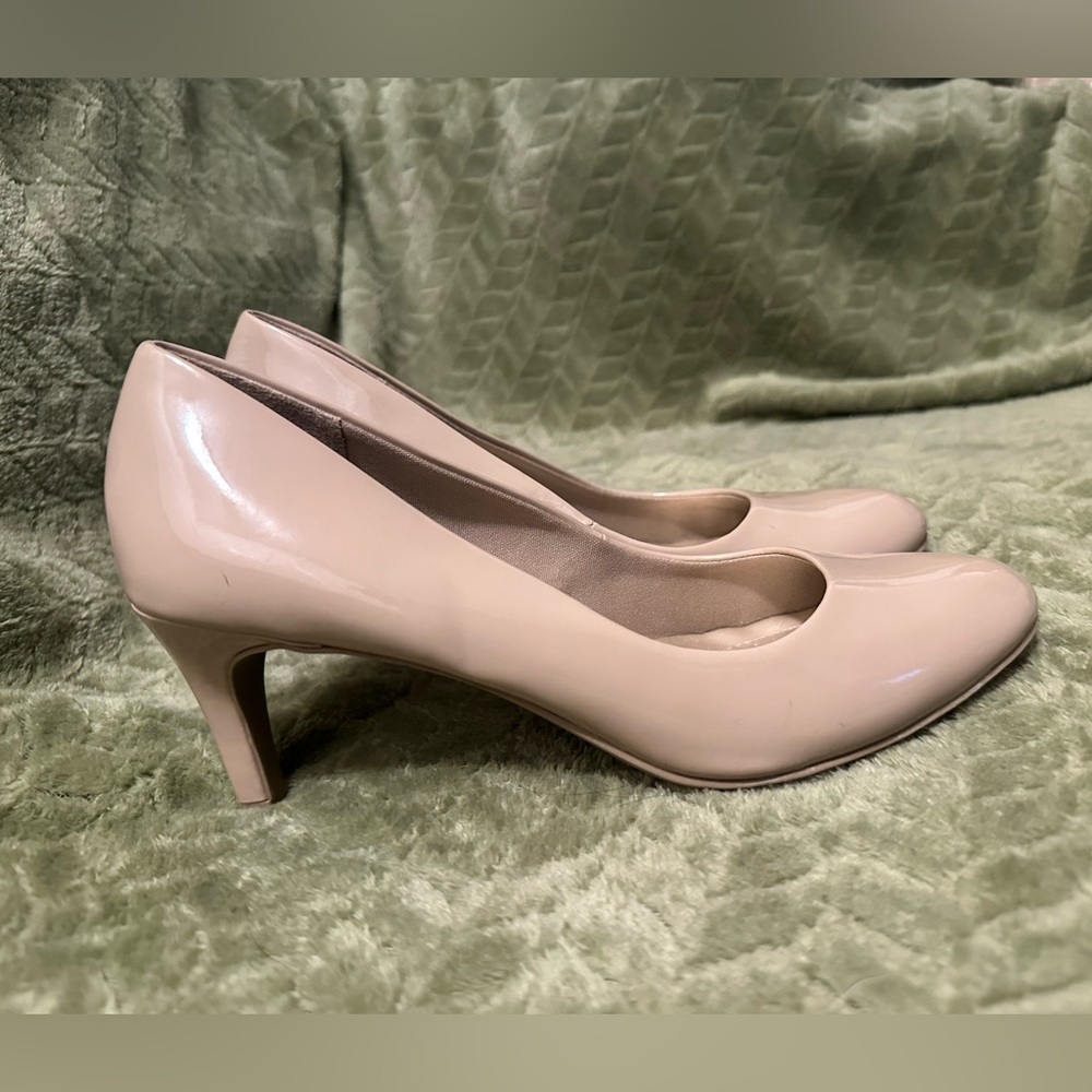 Super comfy beige heels by DexFlex Comfort. Only worn once. Size 8.